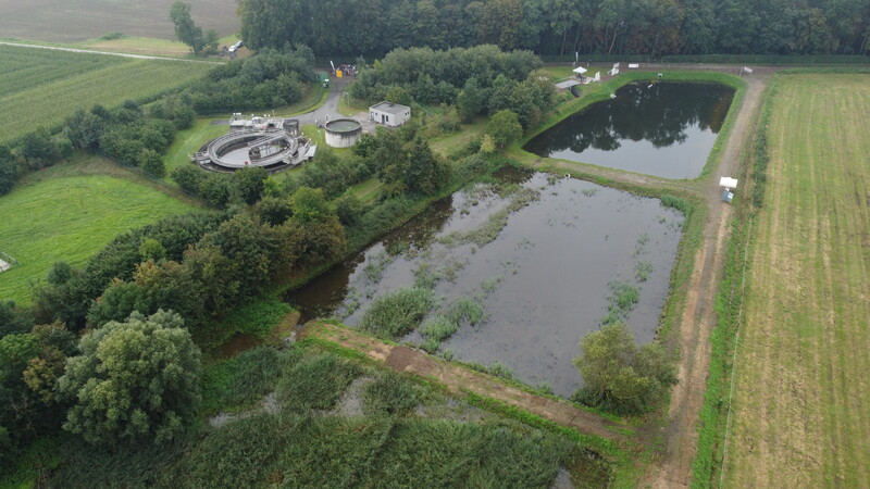 Luchtfoto van een waterzuiveringsstation met twee grote waterbekkens