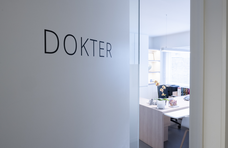 Deur van dokterspraktijk staat op een kier