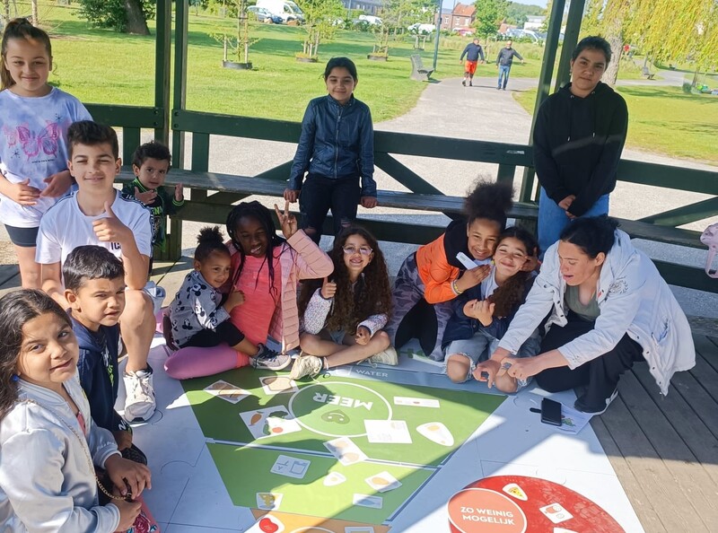 Na informatie over de voedingsdriehoek zetten de kinderen de theorie om in praktijk met een uitgebreid en gezond ontbijt.