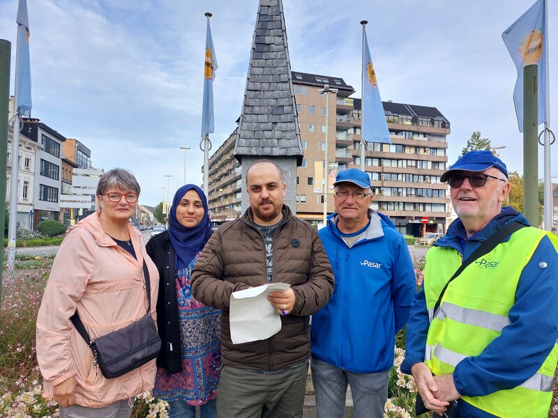 Pasarvrijwilligers met nieuwkomers in centrum Sint-Niklaas