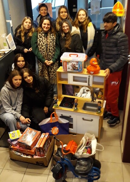 Speelgoed-inzamelactie IKES (Ieder Kind Een Sint) een organisatie van kwb ism beweging.net en andere sociale organisaties. Speelgoed dat nog mooi en bruikbaar is, kan je doneren tijdens de inzamelmomenten 