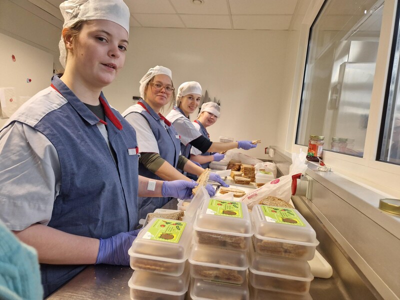Steeds meer kinderen komen met lege brooddozen naar school
