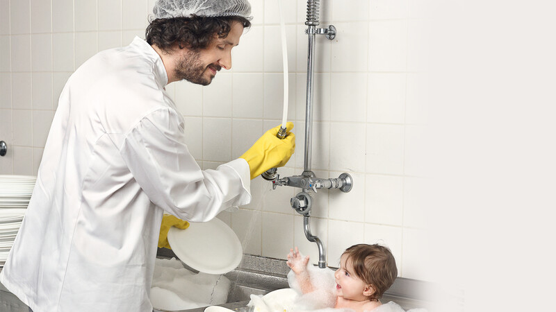 man en baby kinderopvang verzorging opvoeding