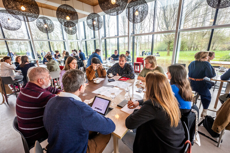 Experten werken aan concrete oplossingen voor gelijke onderwijskansen. ‘Met alleen praten, komen we er niet.’