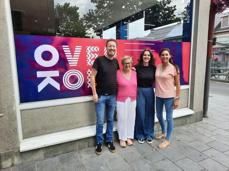 Schoolcoach Mieke (tweede van links), samen met Koen, Eva en Saline van Arktos.