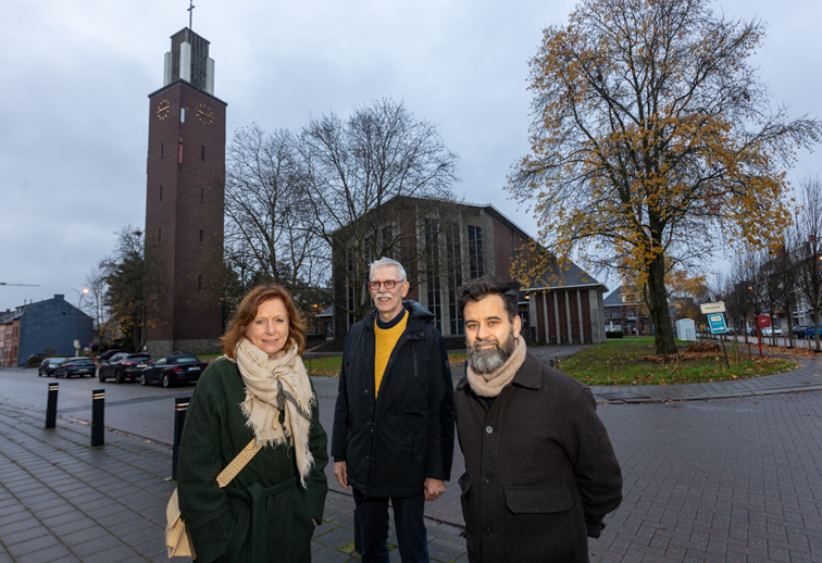 V.l.n.r. Carien Neven (Beweging.net), Karel Bollen en Seppe Vanhex (buurtwerkgroep) ijveren voor een nieuwe, sociale invulling van de Heilig Hartkerk.