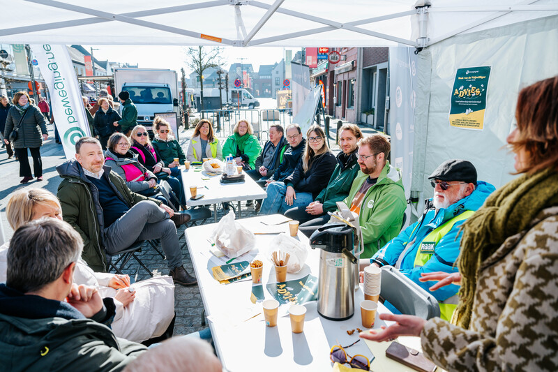 Beweging.net Limburg organiseerde met haar partnerorganisaties een publieke adviesraad tijdens de wekelijkse markt in Peer, waaraan ook burgemeester en schepenen deelnamen.