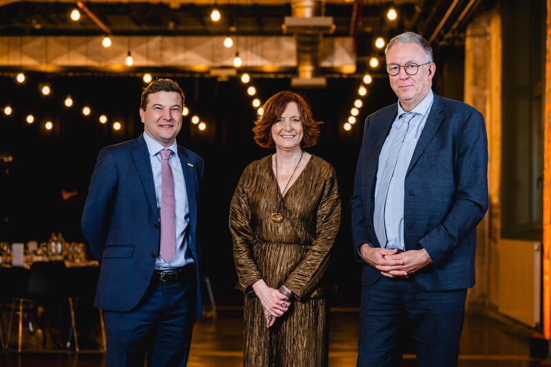 v.l.n.r. Bernard Vanheusden (UHasselt), Carien Neven (beweging.net) en Luc Van Gorp (CM)