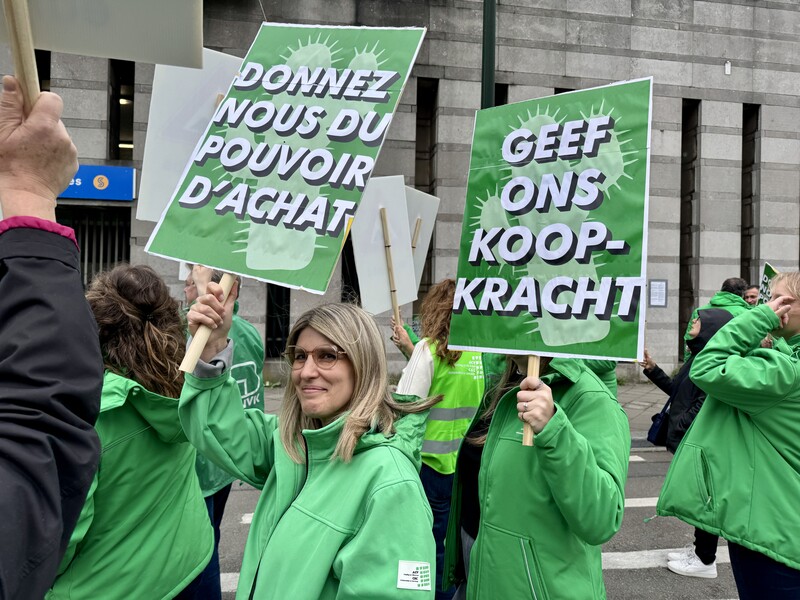 Betogers ACV met pancartes met tekst Geef ons koopkracht