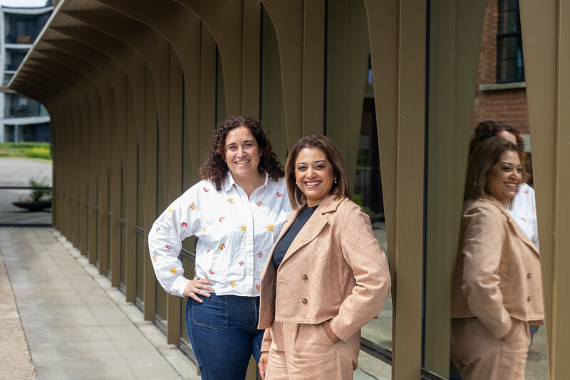 ‘Door te focussen op een kleine groep die echt niet wil werken, raken de noden voor de andere groepen op de achtergrond’, zeggen Ann-Sofie Vanoverstijns (links) en Maryam Jamshid (rechts). // © Mine Dalemans