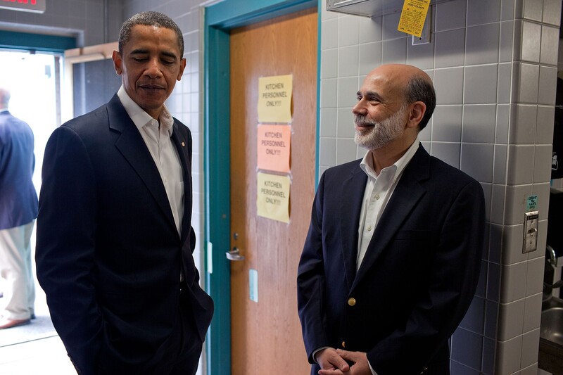 Voorzitter van de FED Ben Bernanke (rechts) en toenmalig VS-president Barack Obama tijdens de financiële crisis in 2009