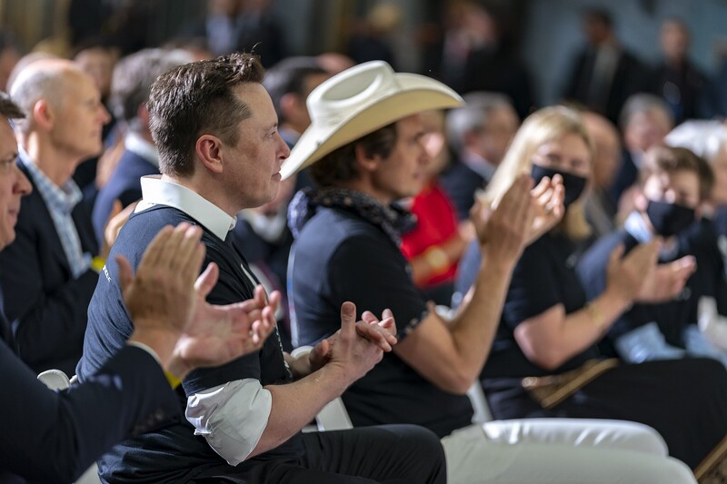 Elon Musk luistert naar Donald Trump