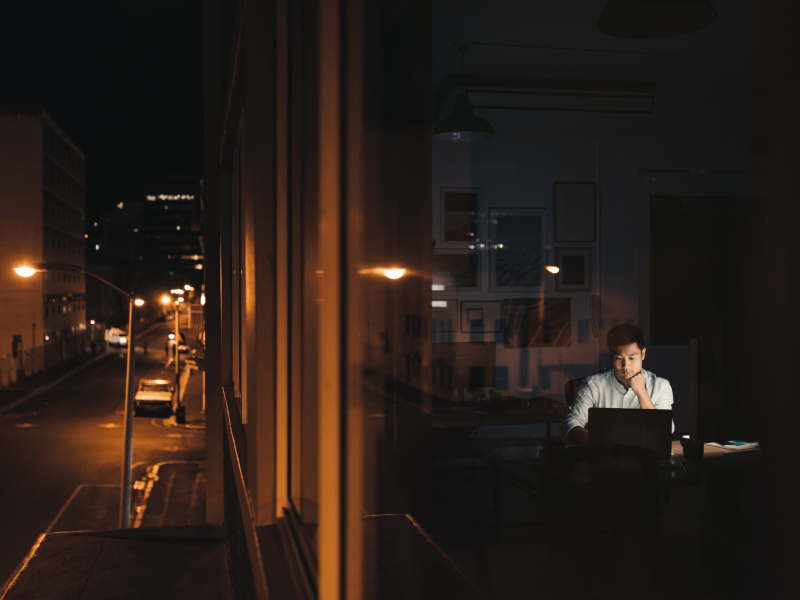 Man die 's nachts aan het werken is