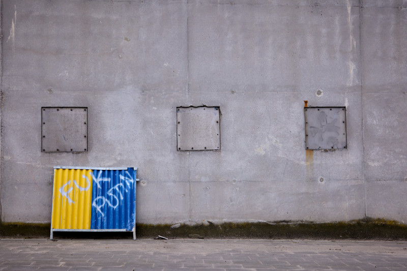 Blauw-geel bouwhek in Brussel met anti-Putin graffiti 