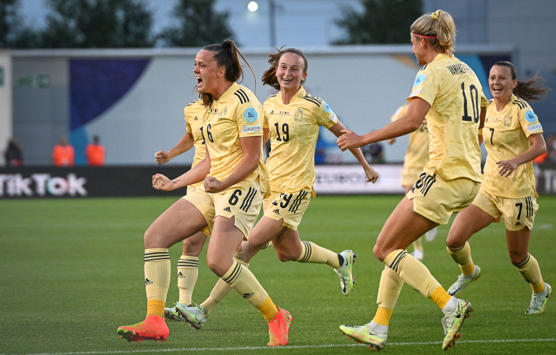 De Red Flames na hun winnende goal tijdens de kwartfinale op het EK voetbal 2022.