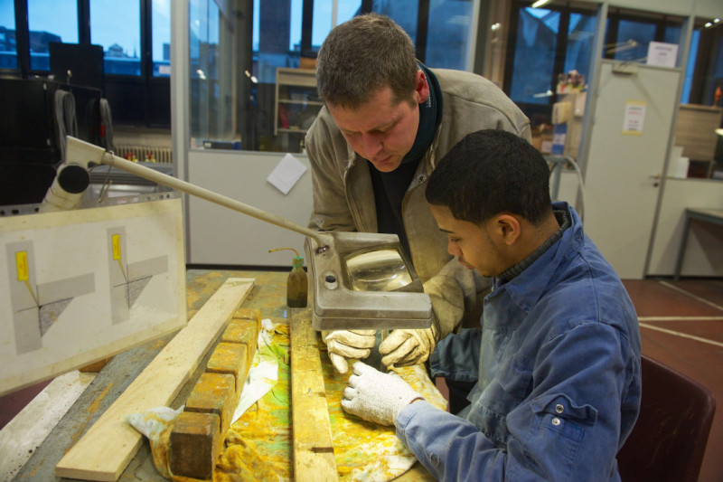 Jonge man krijgt opleiding metaalbewerking in het kader van duaal leren.