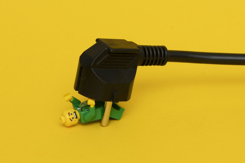 Legomannetje bezwijkt onder stekker