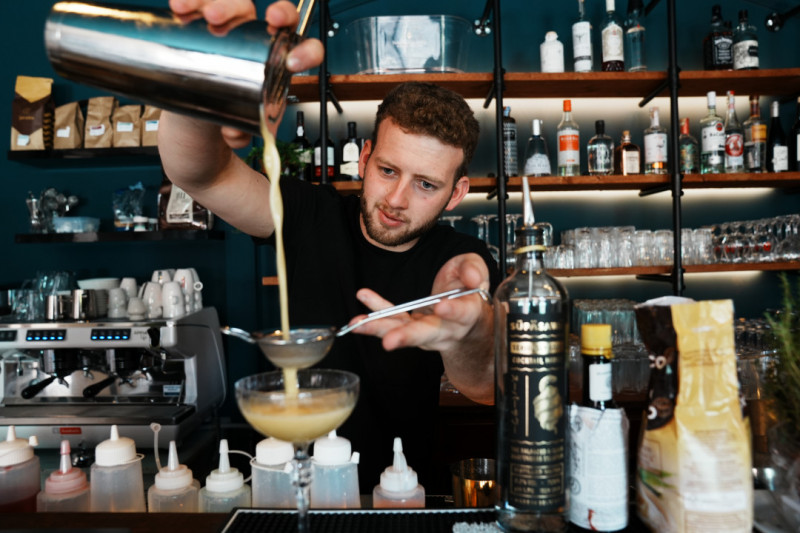 Barman bereidt cocktails