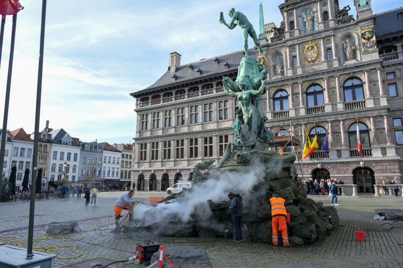 Stadspersoneel maakt standbeeld Brabo schoon voor historisch stadhuis van Antwerpen op de Grote Markt