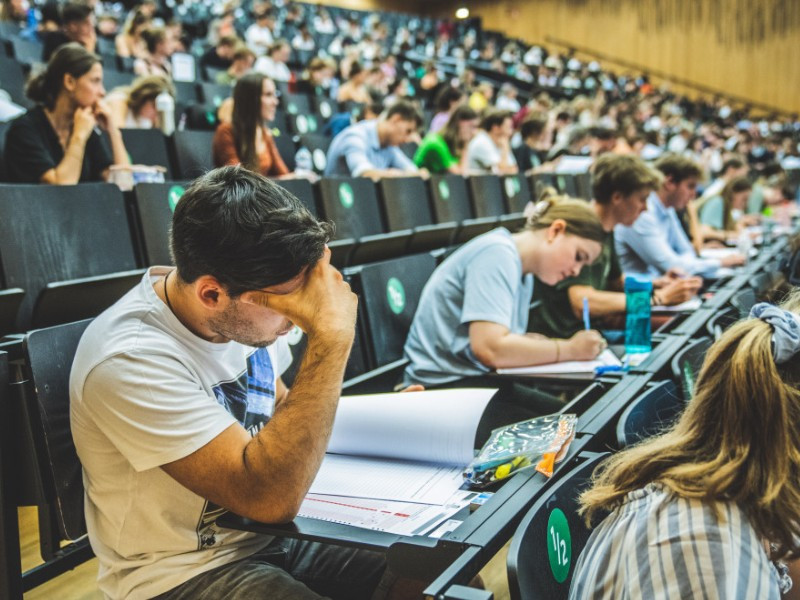 Studenten in aula tijdens examens