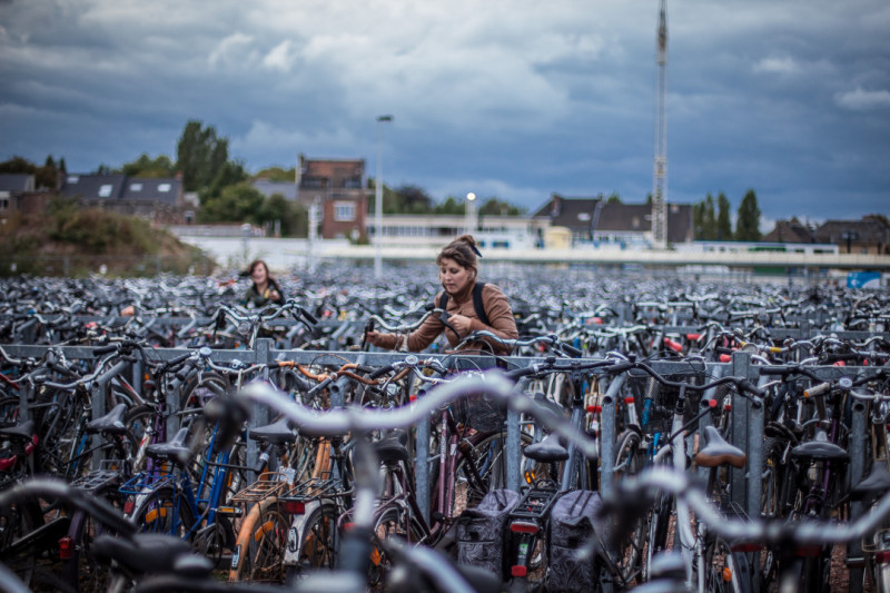 Fietser neemt fiets uit overvolle fietsenstalling