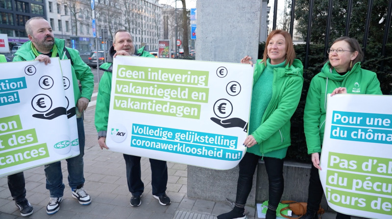 Actievoerders ACV met spandoeken in Brussel voor gelijkstelling coronawerkloosheid