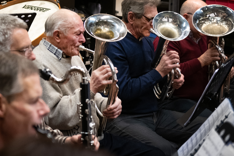 ouderen oefenen samen in de Harmonie