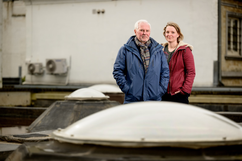 Aviel Verbruggen en Josefine Vanhille staan op dak van gebouw