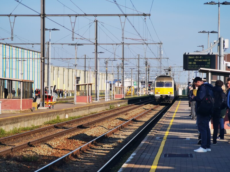 Reizigers wachten op de trein in het station van Lichtervelde.