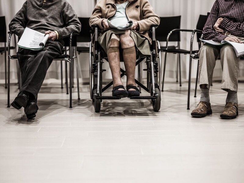 Bejaarden zitten in een woonzorgcentrum