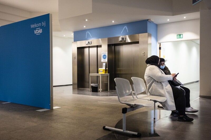 Twee vrouwen zitten bij VDAB