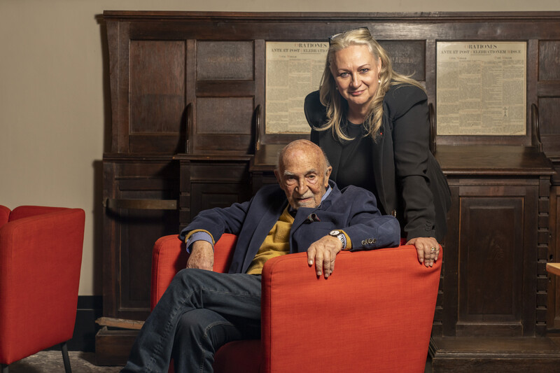 Holocaust-overlever Simon Gronowski en 8 mei-initiatiefneemster Ellen De Soete zitten samen in een zetel