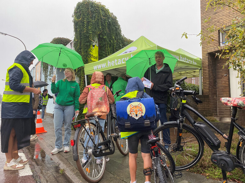 Ouders aan de schoolpoort in Oosteeklo krijgen info over tijdskrediet.