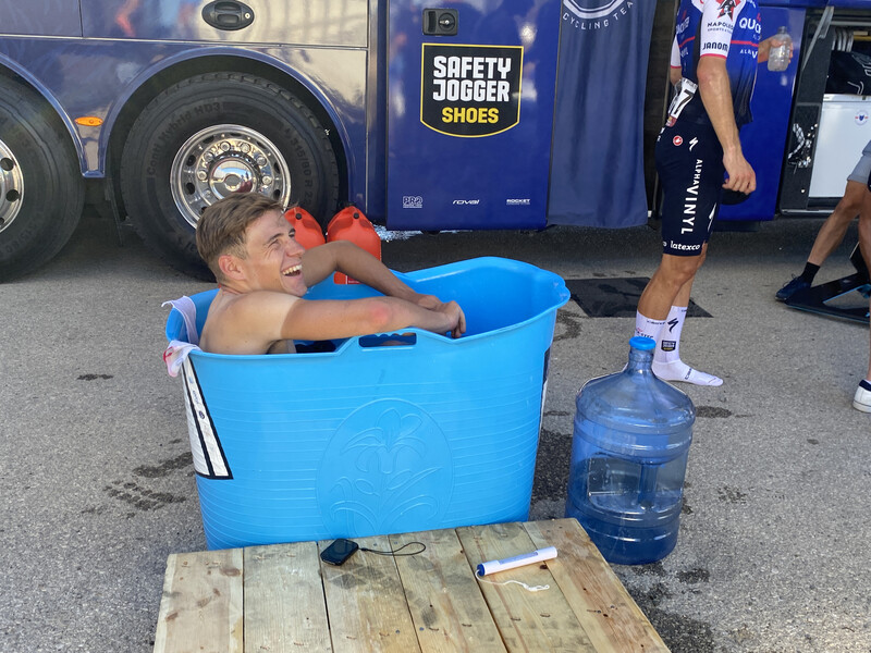 Wielrenner Remco Evenepoel neemt een ijsbad