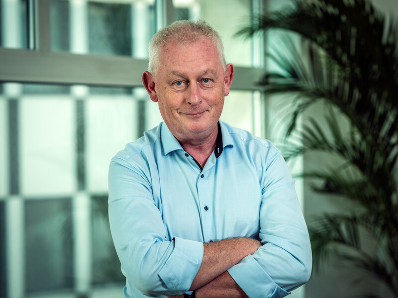 Portretfoto van Luc Triangle voor een plant