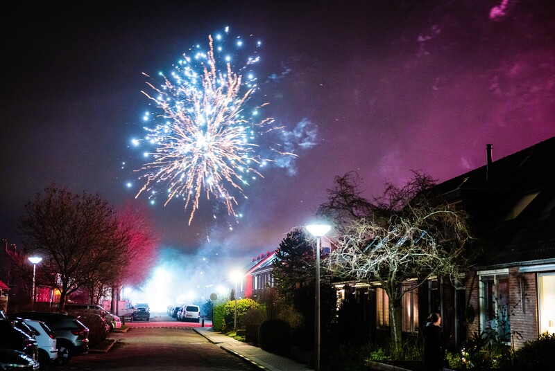 vuurwerk boven woonwijk met nieuwjaar