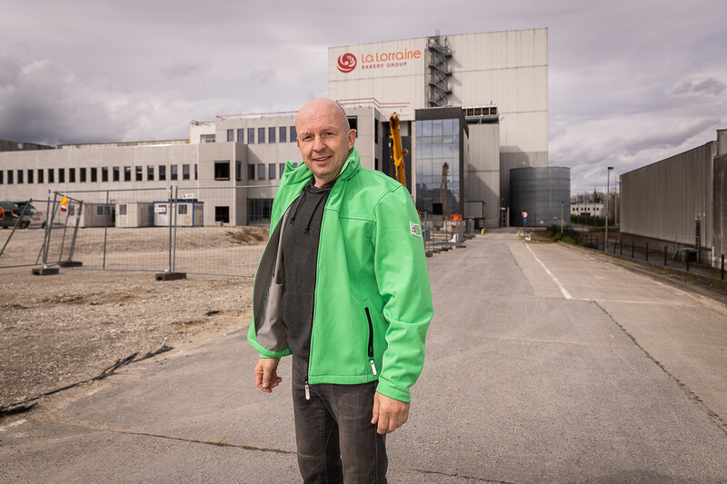Geert De Winne van La Lorraine uit Erpe-Mere poseert in een groen ACV-jasje voor het bedrijf.
