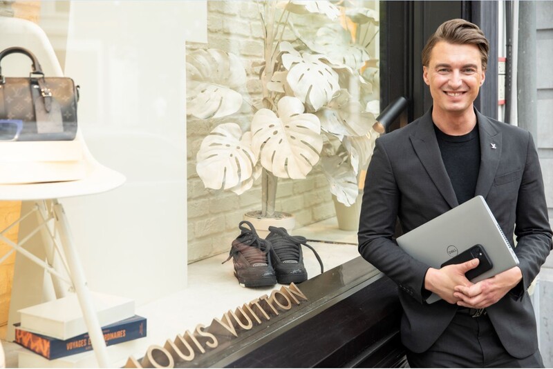 Jeroen Verschraege man werkt bij Louis Vuitton en staat voor etalage