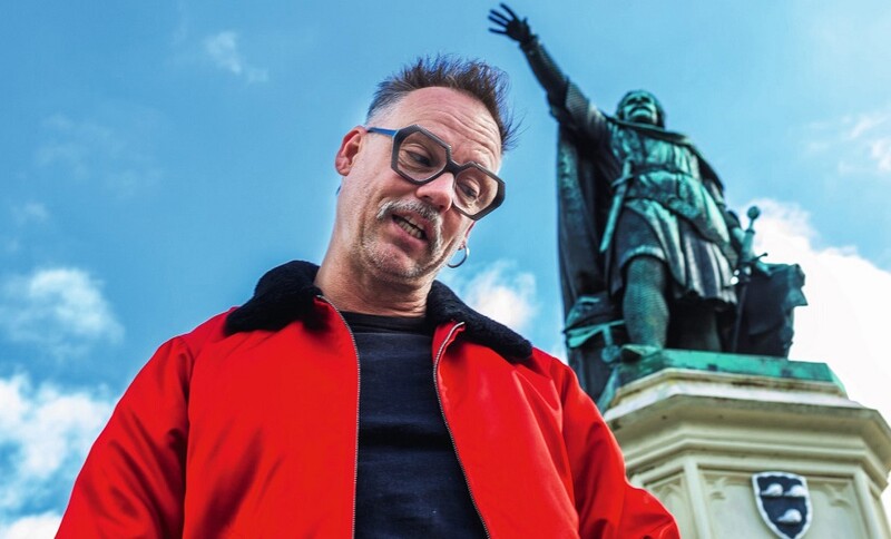 Comedian Wim Claeys staat voor het standbeeld van Jacob van Artevelde op de Vrijdagsmarkt te Gent.