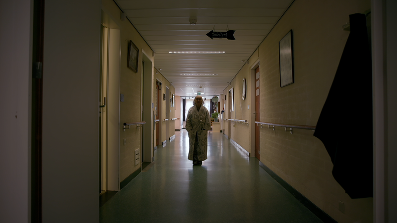 vrouw staat in donkere ziekenhuisgang