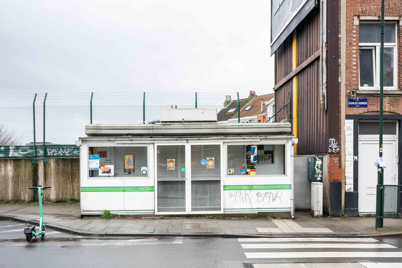 Somber, gesloten frietkot in een beregende straat