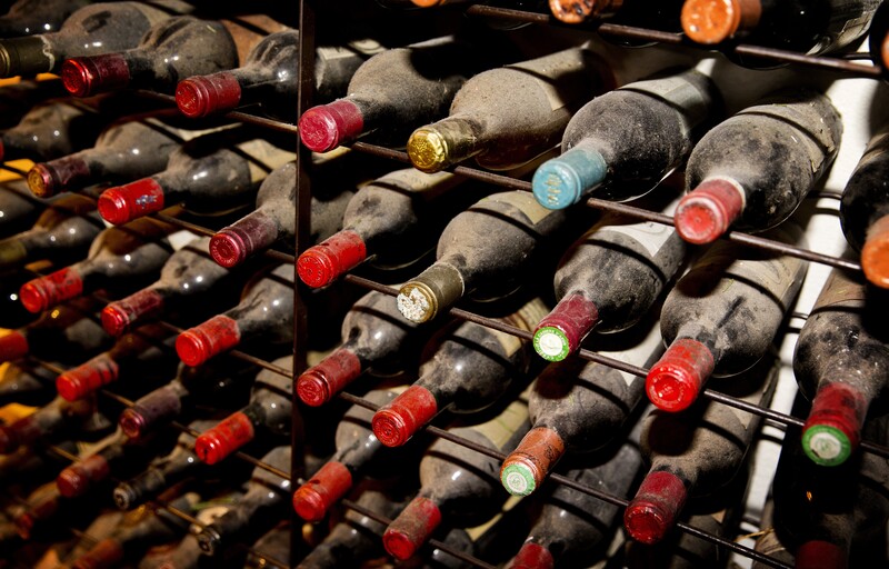 bestofte wijnflessen in een rek