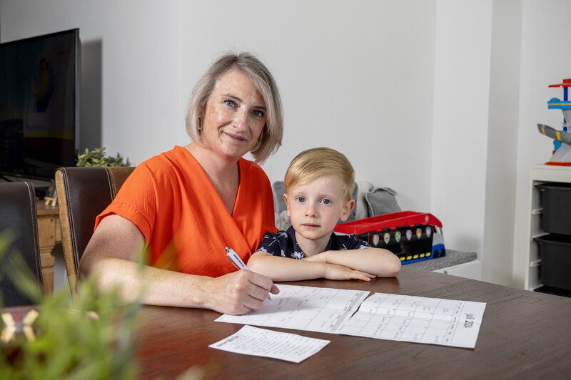 Cindy en zoontje Lars voor de vakantieplanner