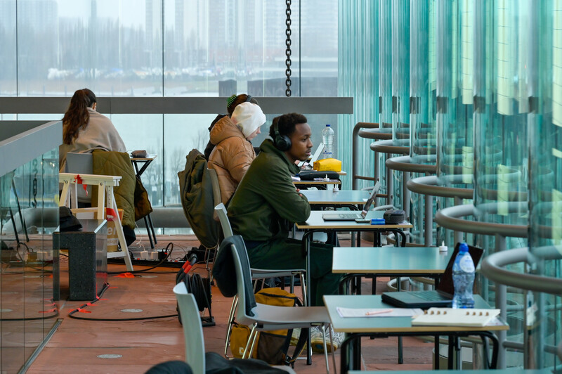 Studenten studeren in tijdelijke studieplaats in het MAS