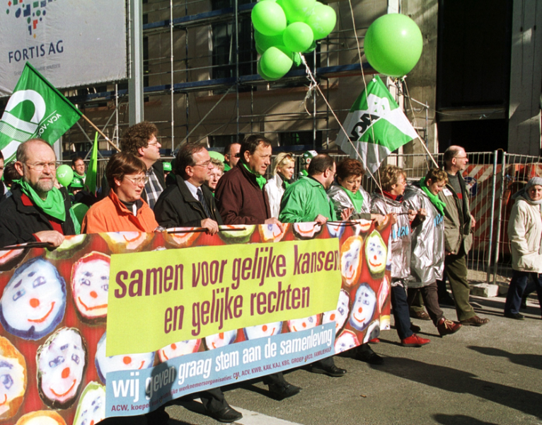Actie voor gelijke kansen in Brussel op 10 maart 2002, het laatste jaar dat Theo Rombouts ACW-voorzitter was (vooraan, vierde van links)