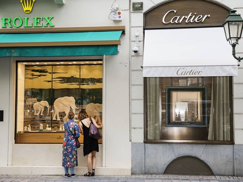 2 vrouwen voor etalage luxe boetieks Rolex en Cartier 