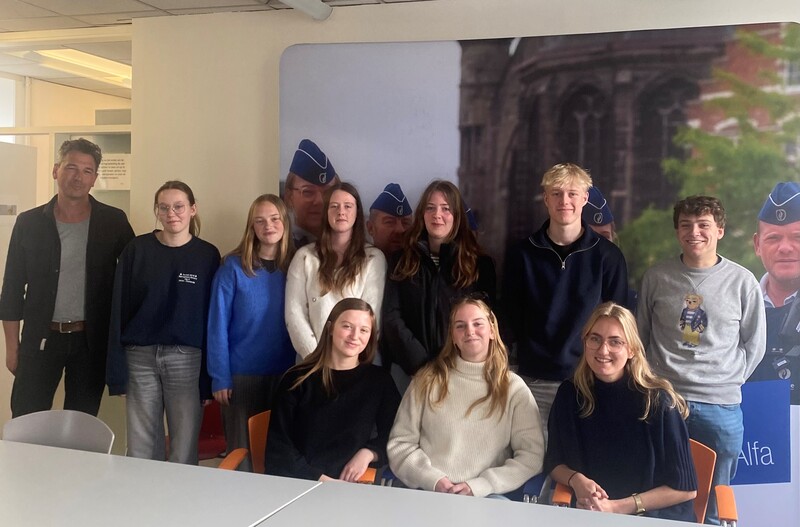 Negen studenten van de VIVES Hogeschool poseren in groep bij de politie in Oudenaarde.