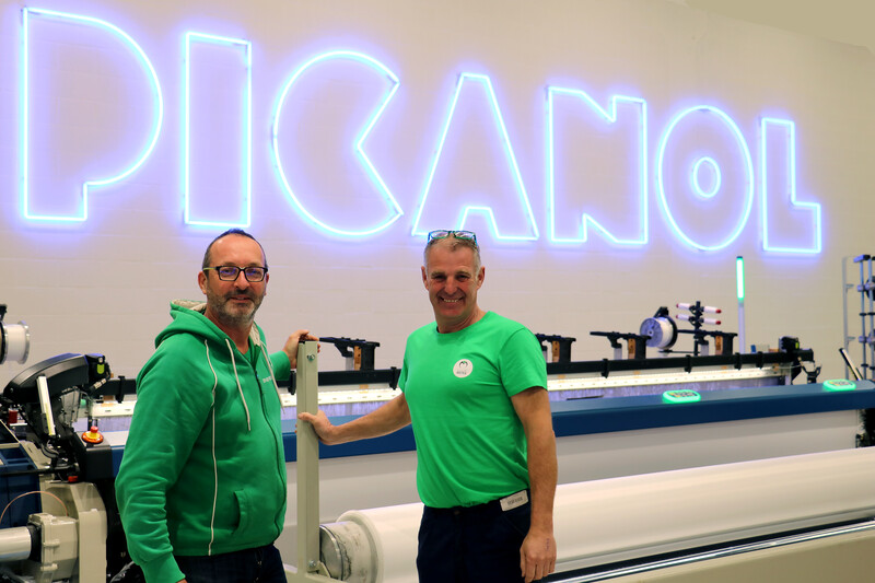 stefaan williams en johan masson van Picanol staan voor de weefgetouwen