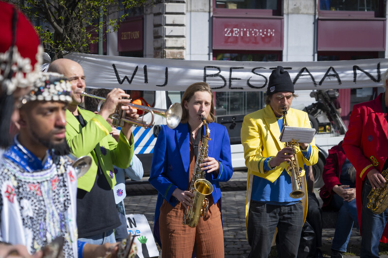 protest mensen maken muziek tegen het uitblijven van een regering in brussel