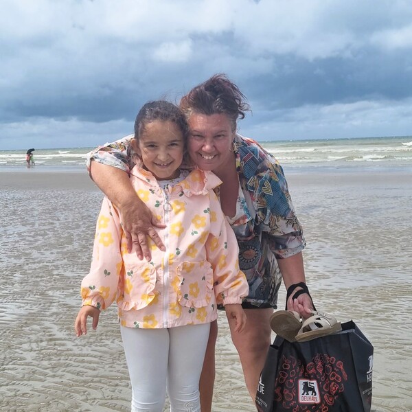 moeder en dochter aan de zee